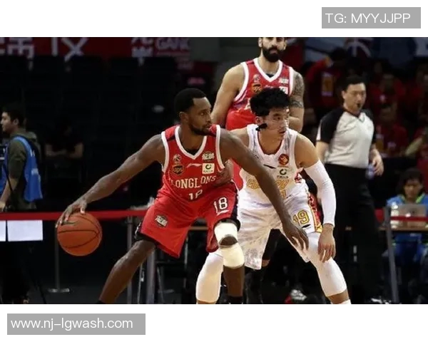 深圳篮球队技术争议引发热议球迷与专家观点交锋解析比赛关键时刻